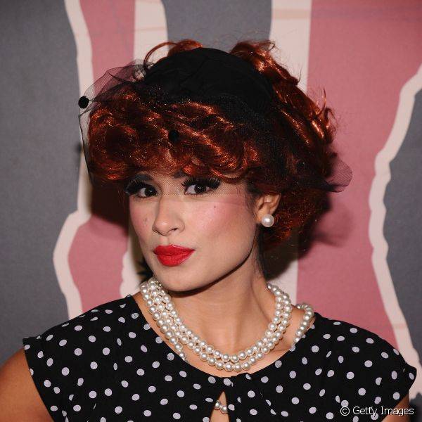 Diane Guerrero usou uma maquiagem clássica com toques de exagero, como o blush rosa mais marcado